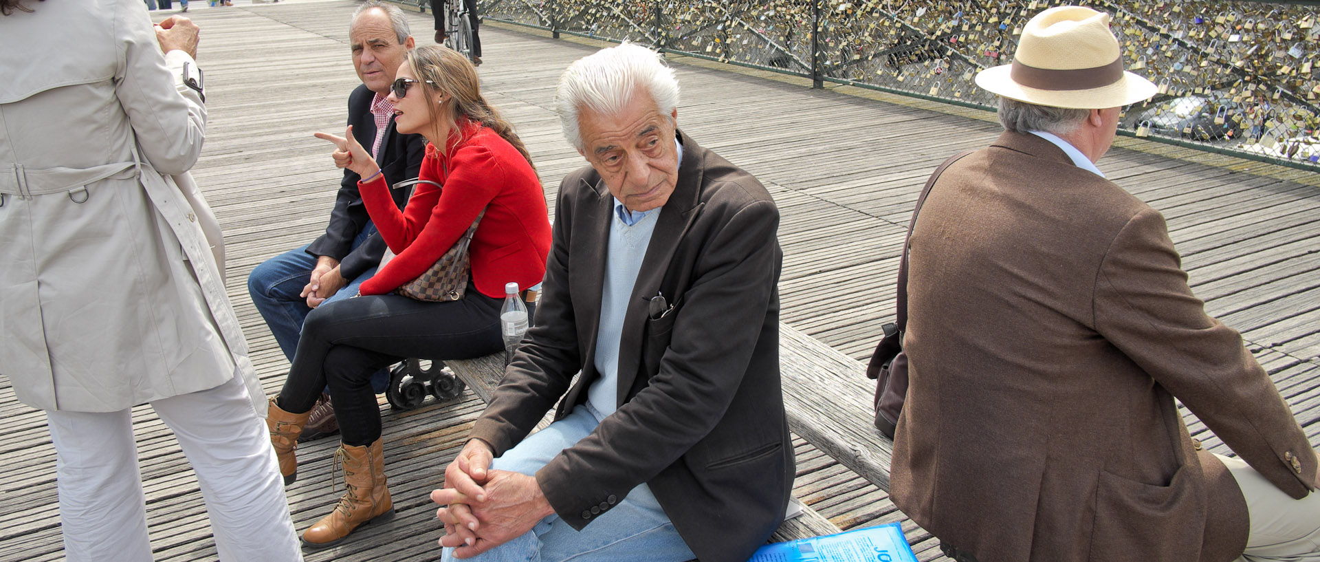 Vieil homme sur un banc, pont des Arts, à Paris.