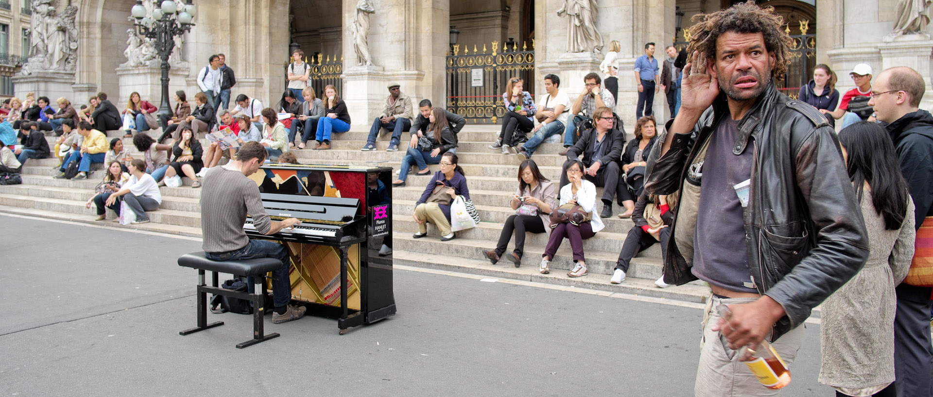 Pendant un concert de piano sur le parvis de l'Opéra Garnier, à Paris.