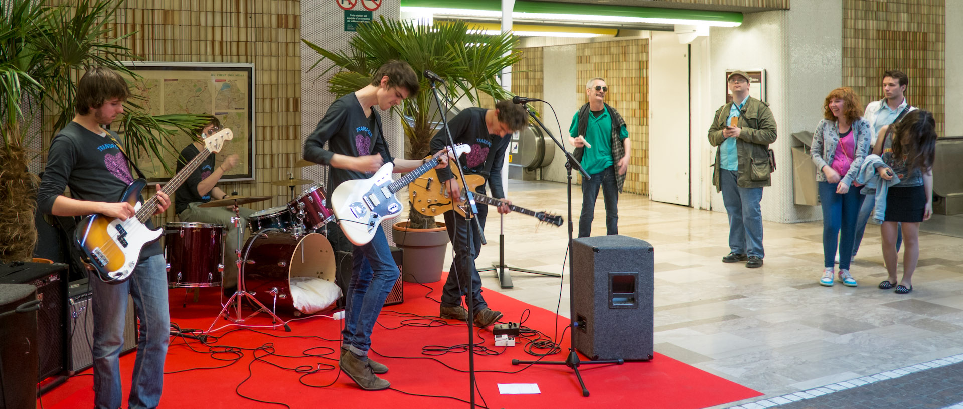 Groupe de rock dans la station de métro Rihour, pendant la Fête de la musique, à Lille.