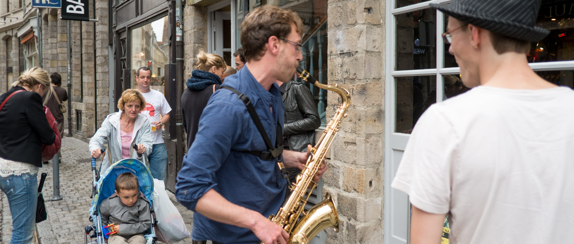 Saxophoniste pendant la Fête de la musique, rue Lepelletier, à Lille.