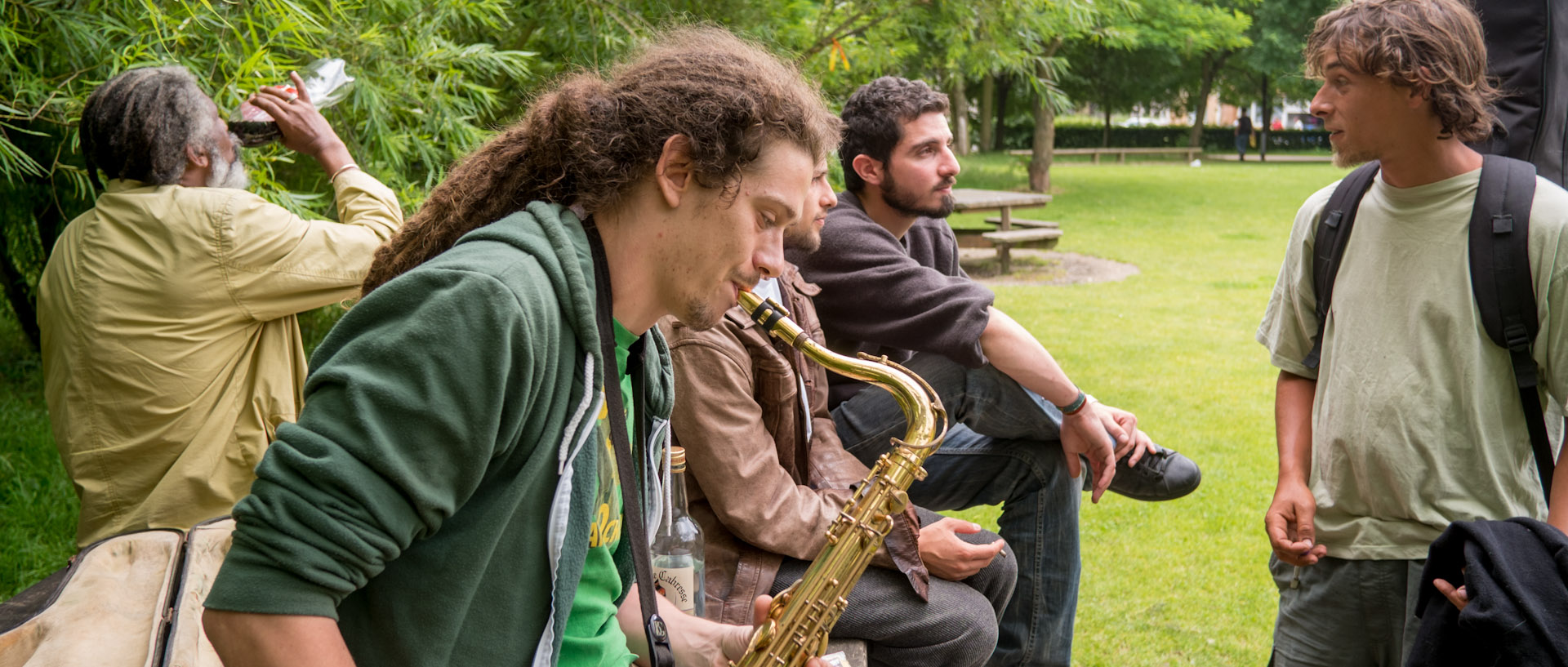Emile, saxophoniste, dans un parc, rue des Sarrazins, à Wazemmes, Lille.