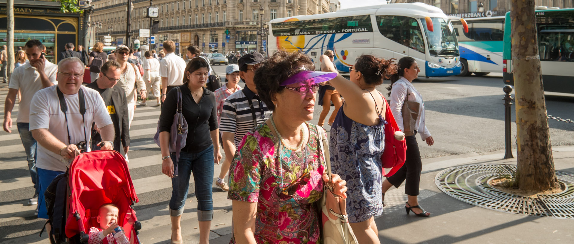 Touriste asiatique, boulevard des Capucines, à Paris.
