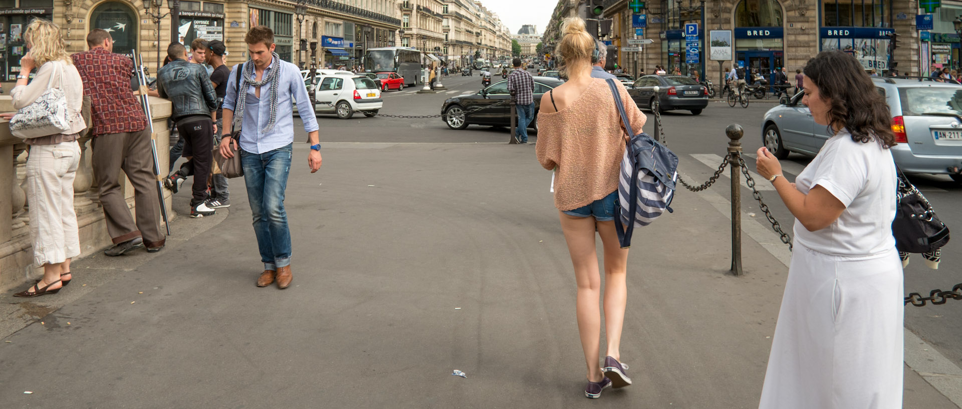 Jeune fille avec un walkman, place de l'Opéra, à Paris.