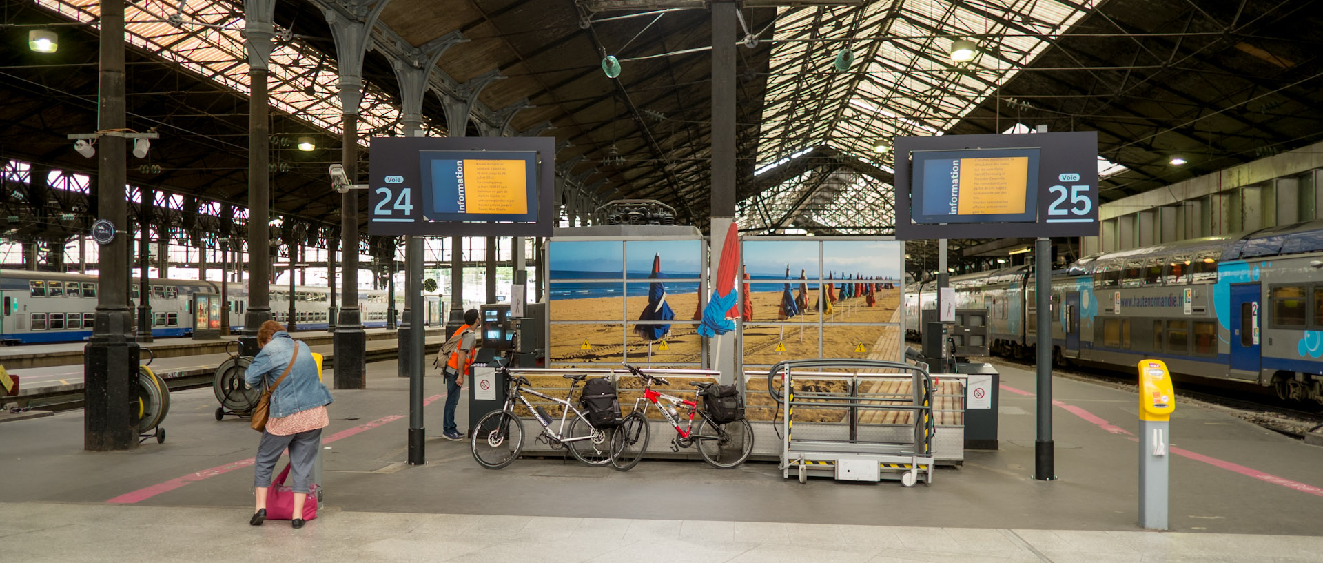 Voyageuse sur un quai, gare Saint-Lazare, à Paris.