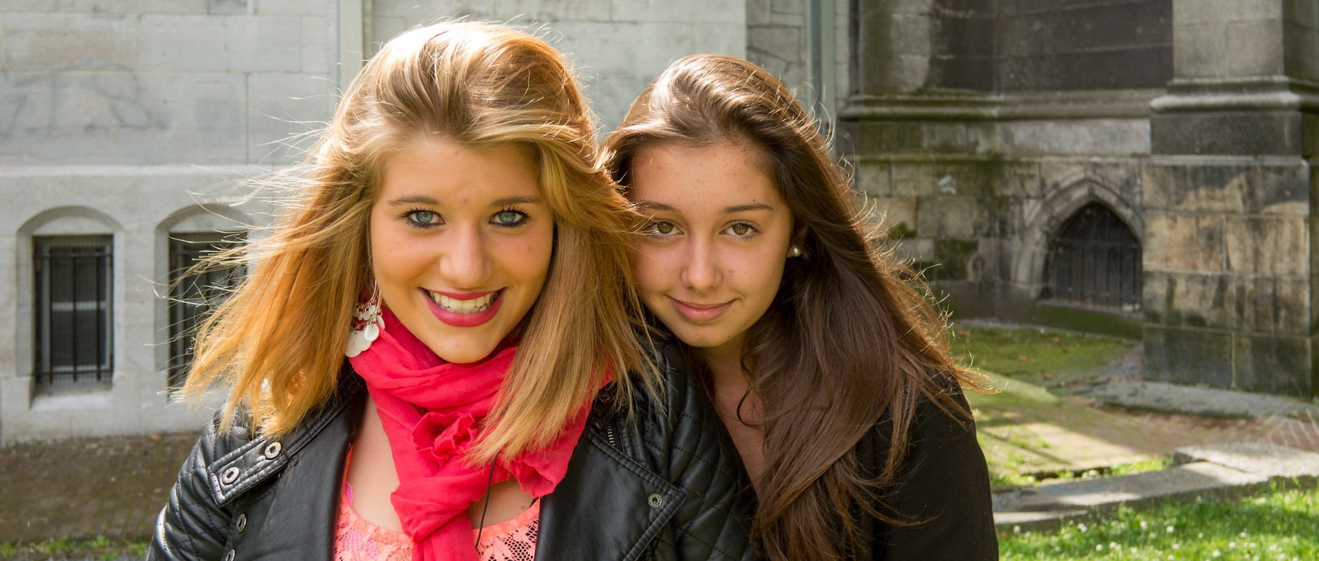 Jeunes filles dans le jardin de la cathédrale Notre-Dame de la Treille, à Lille.