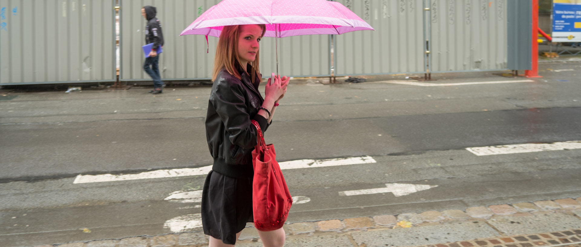 Jeune fille au parapluie rose, place de la République, à Lille.