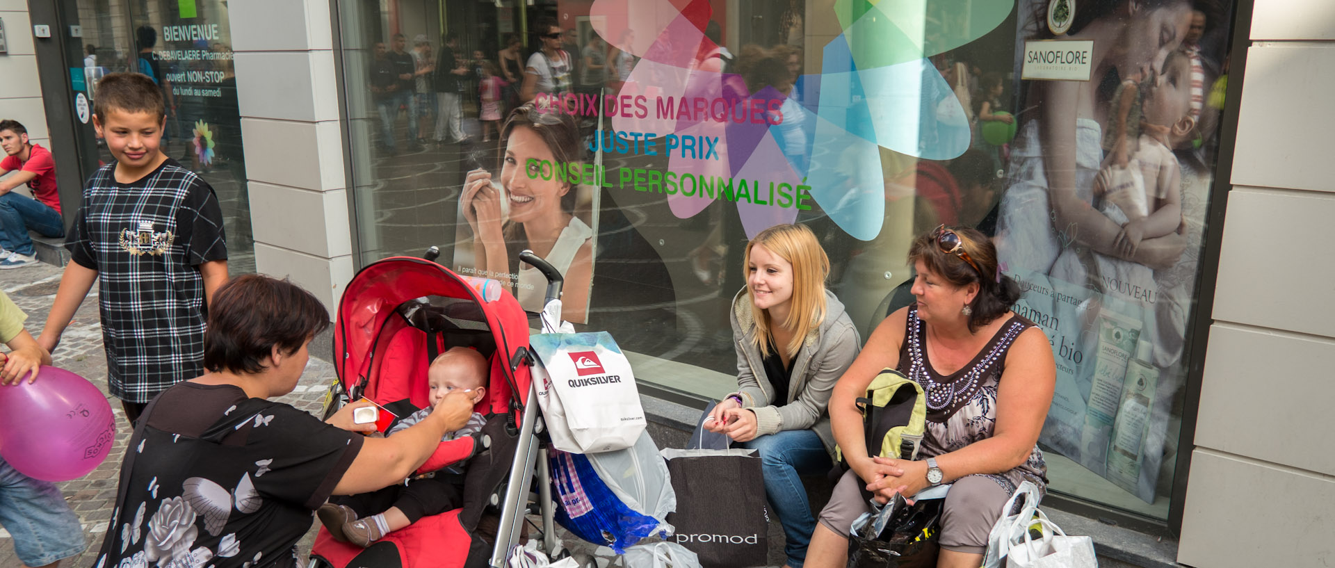 Famiille donnant à manger à bébé, rue de Béthune, à Lille.