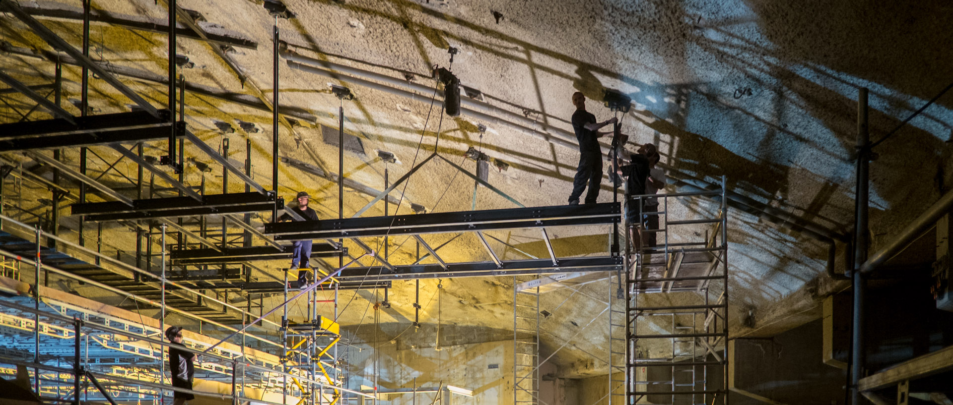 Ouvriers installant le pont lumiere sur le chantier de rénovation de la salle de concert de l'Orchestre national de Lille, au Nouveau Siècle, à Lille.