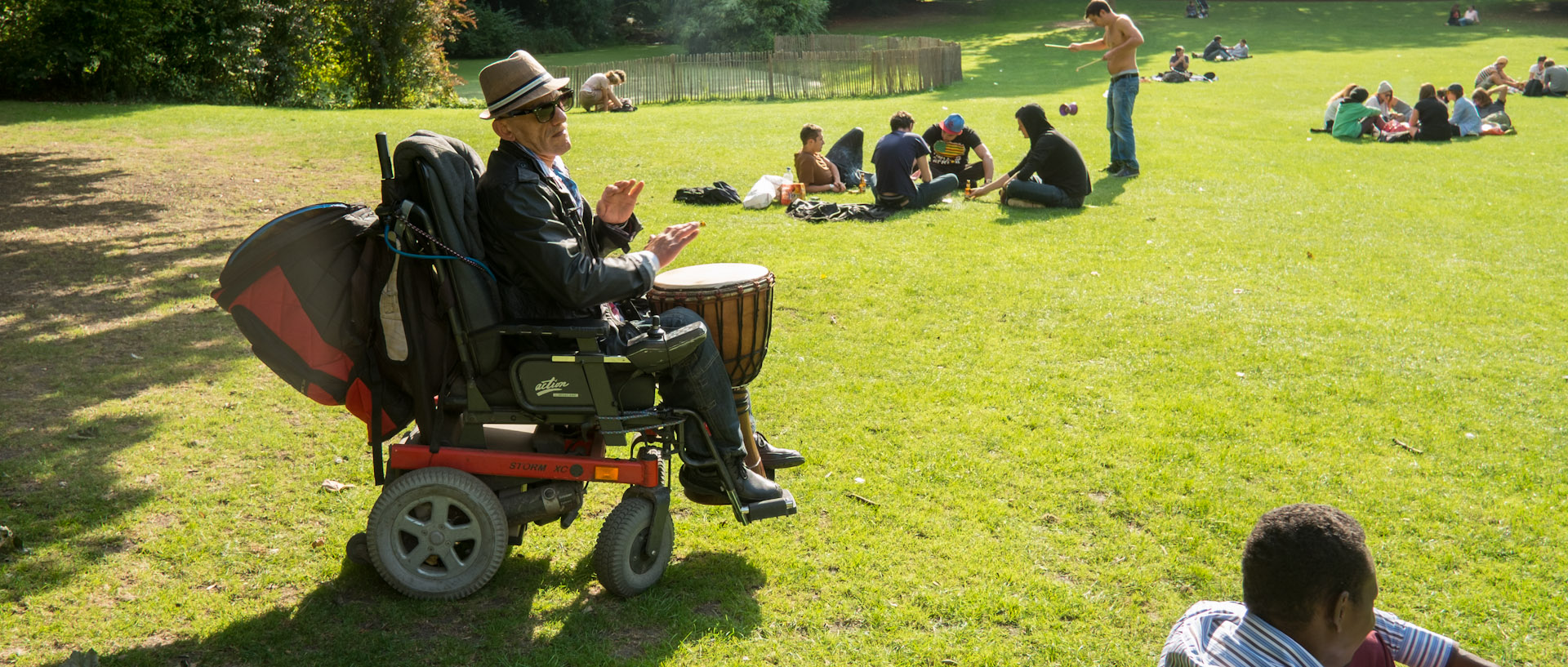 Percussionniste en fauteuil roulant, jardin Vauban, à Lille.