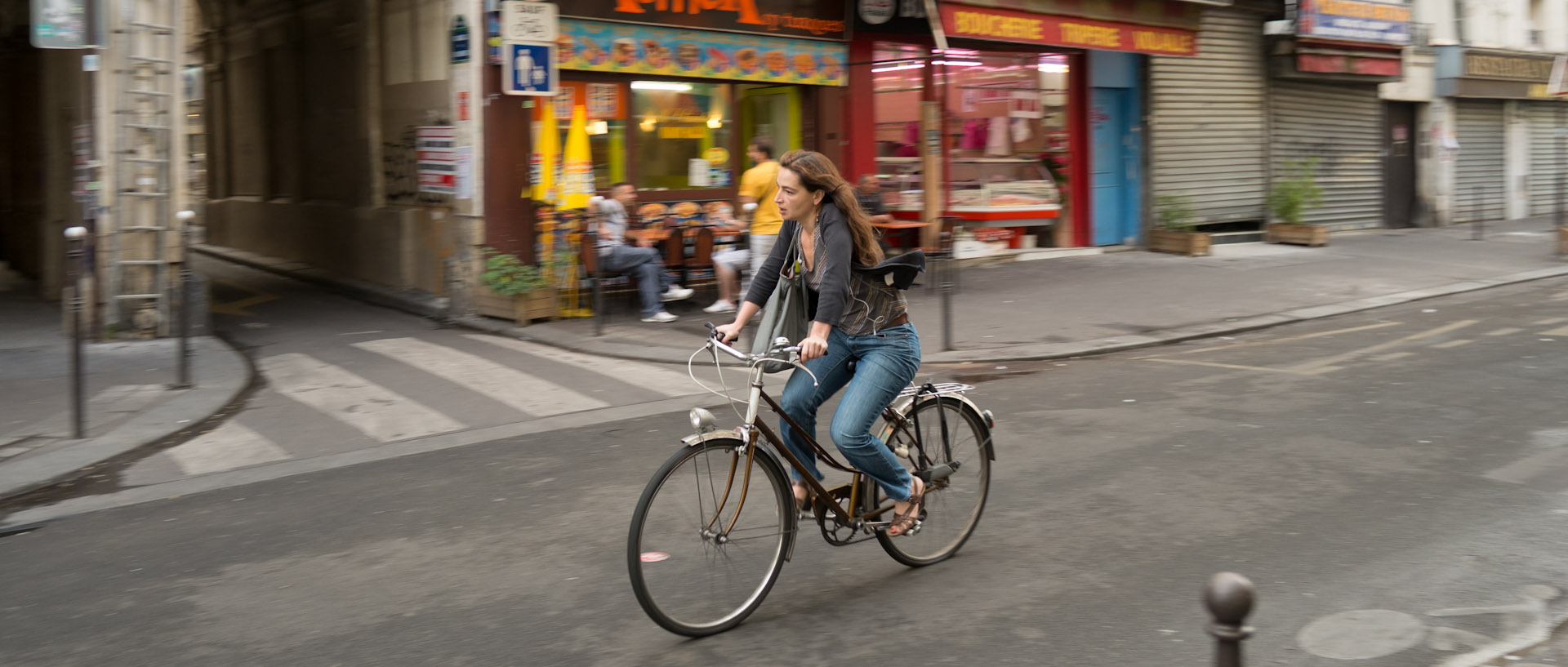 Cycliste, rue du faubourg Saint-Denis, à Paris.