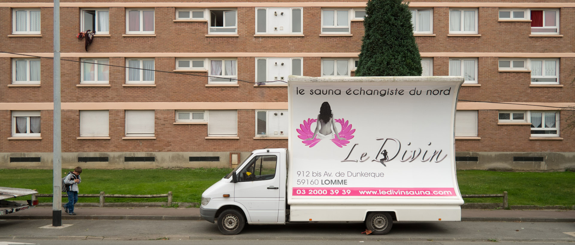 Camion publicitaire pour un sauna échangiste, avenue de Dunkerque, à Lomme Lille.