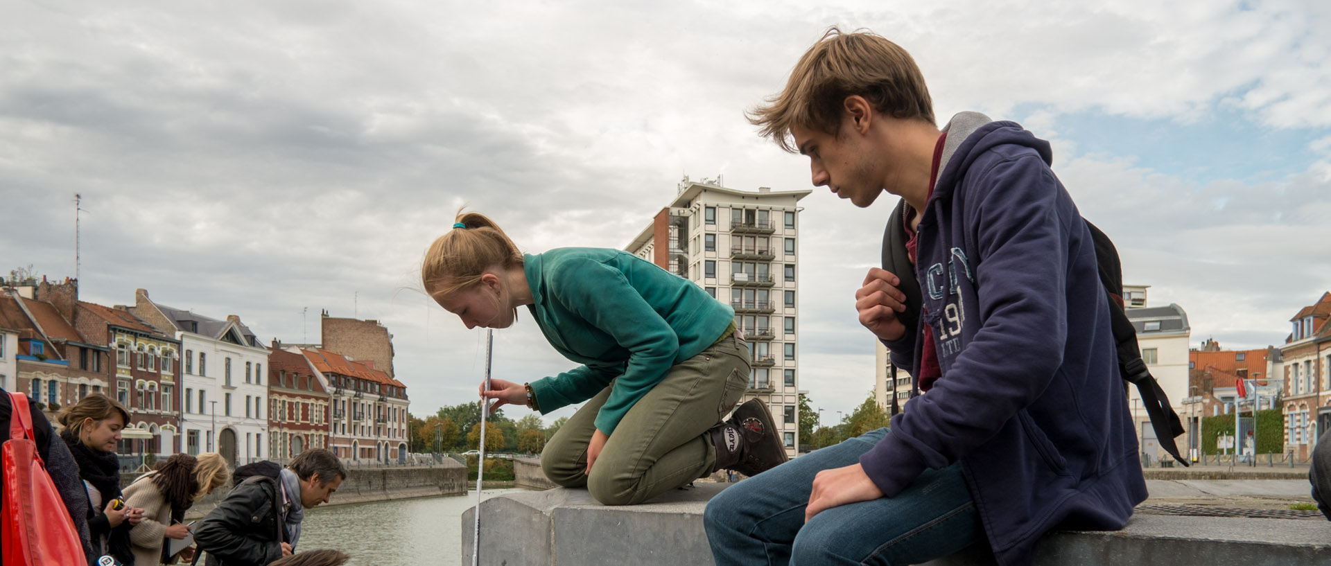 Etudiants en architecture mesurant la quai de Wault, à Lille.