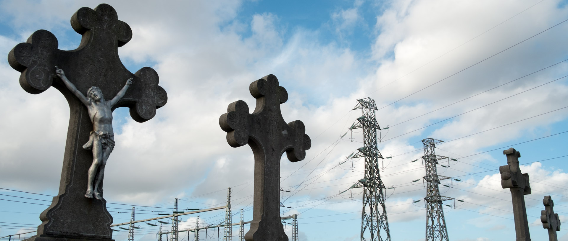 Tombes et pylones électriques dans un cimetière de Lille.