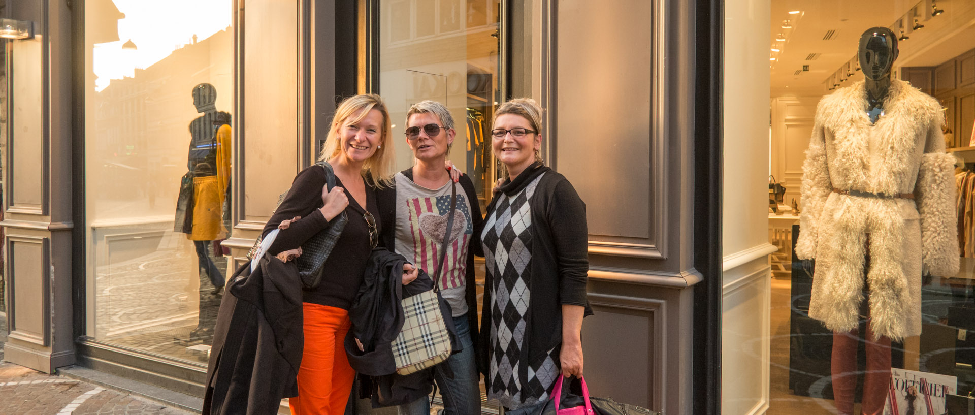 Trois femmes devant une boutique de mode, rue de la Vieille Comédie, à Lille.