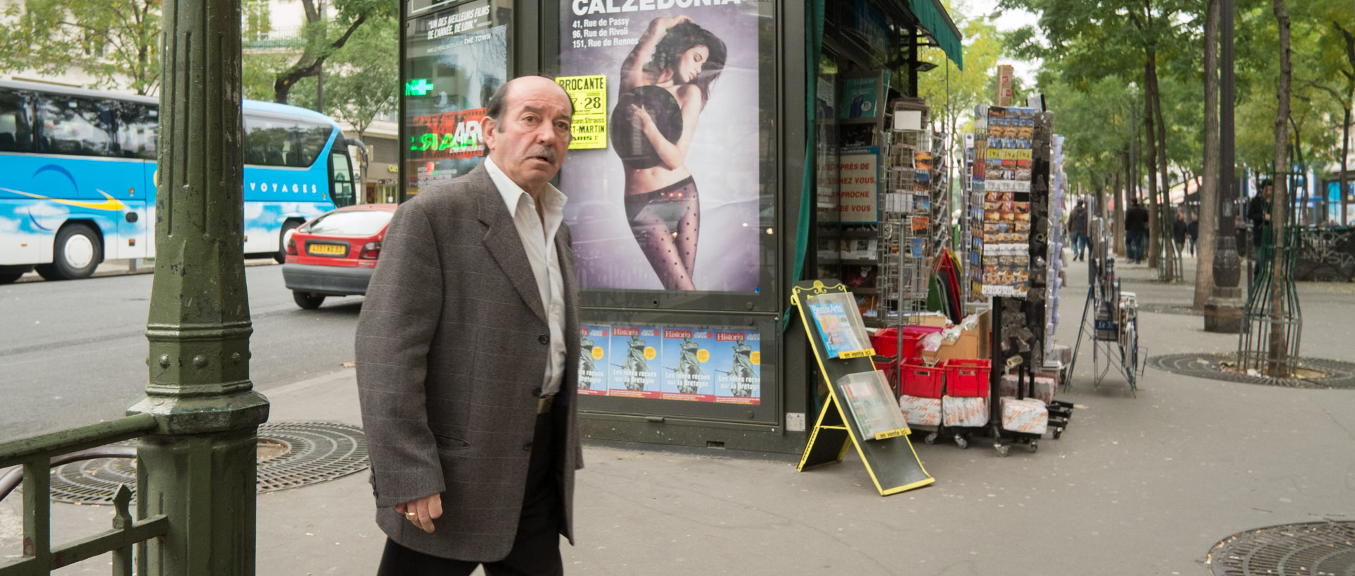 Homme sortant d'une bouche de métro, devant un kiosque à journaux, boulevard de Bonne Nouvelle, à Paris.