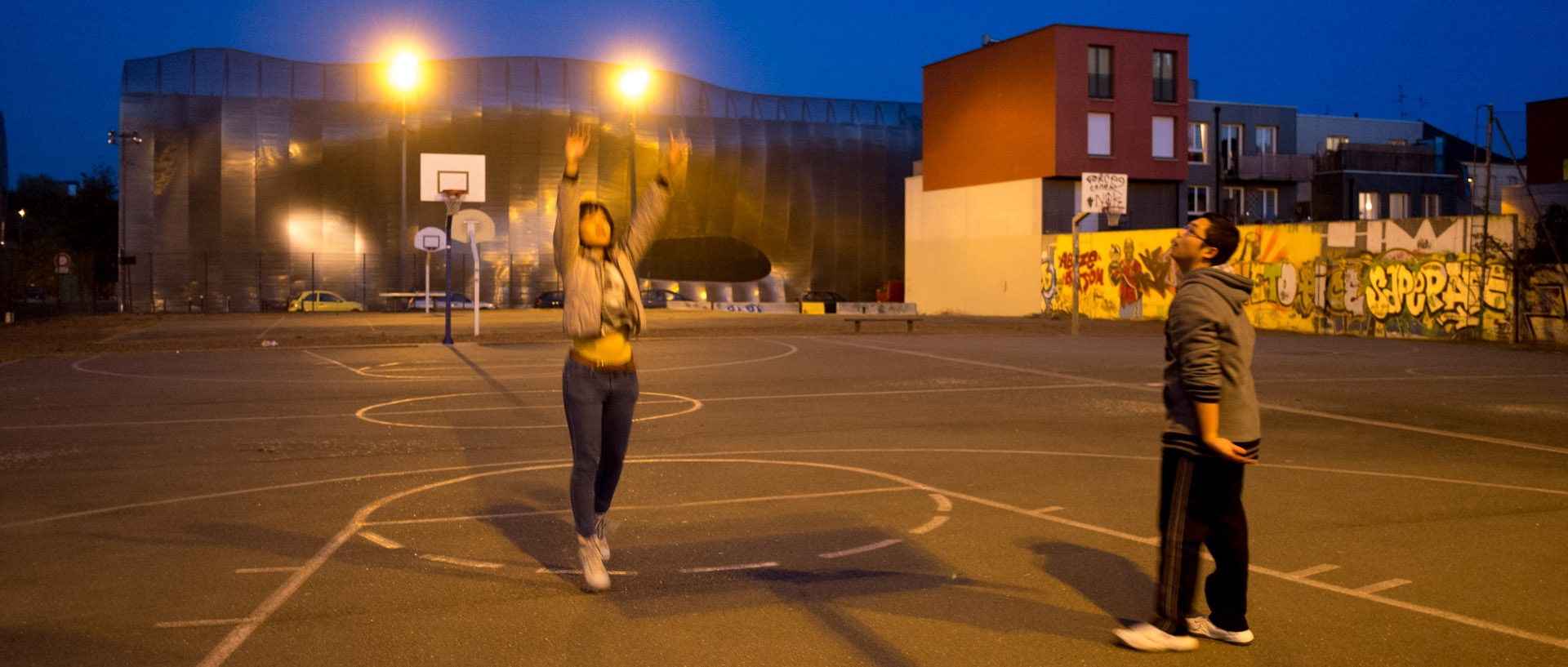 Etudiants vietnamiens jouant au basket, rue de Wagram, à Lille.