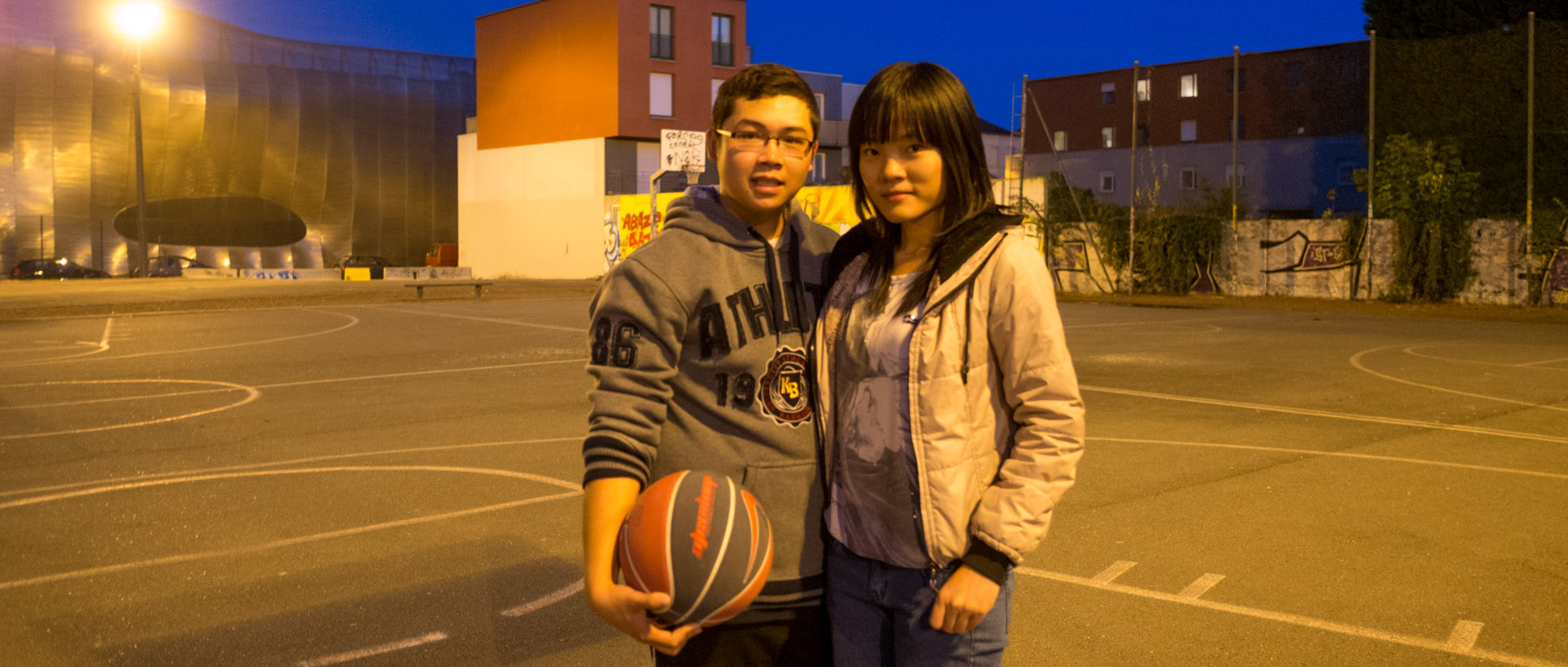 Etudiants vietnamiens jouant au basket, rue de Wagram, à Lille.