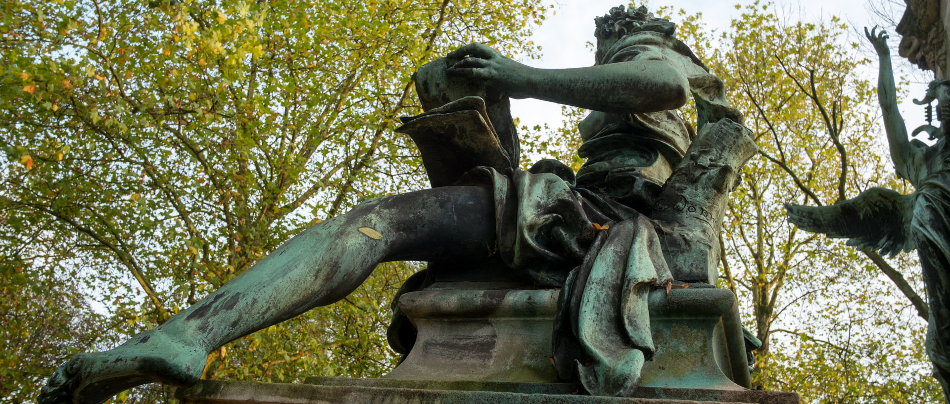 Détail d'un monument sculpté par Alphonse-Amédée Cordonnier à la mémoire de Gustave Nadaud, dans le parc Barbieux, à Roubaix.