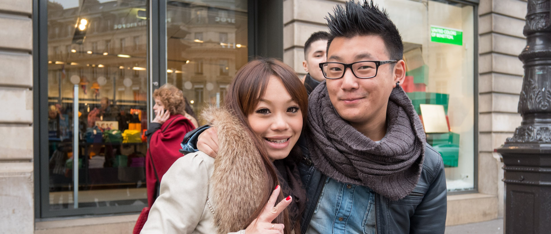 Couple asiatique, place de l'Opéra, à Paris.