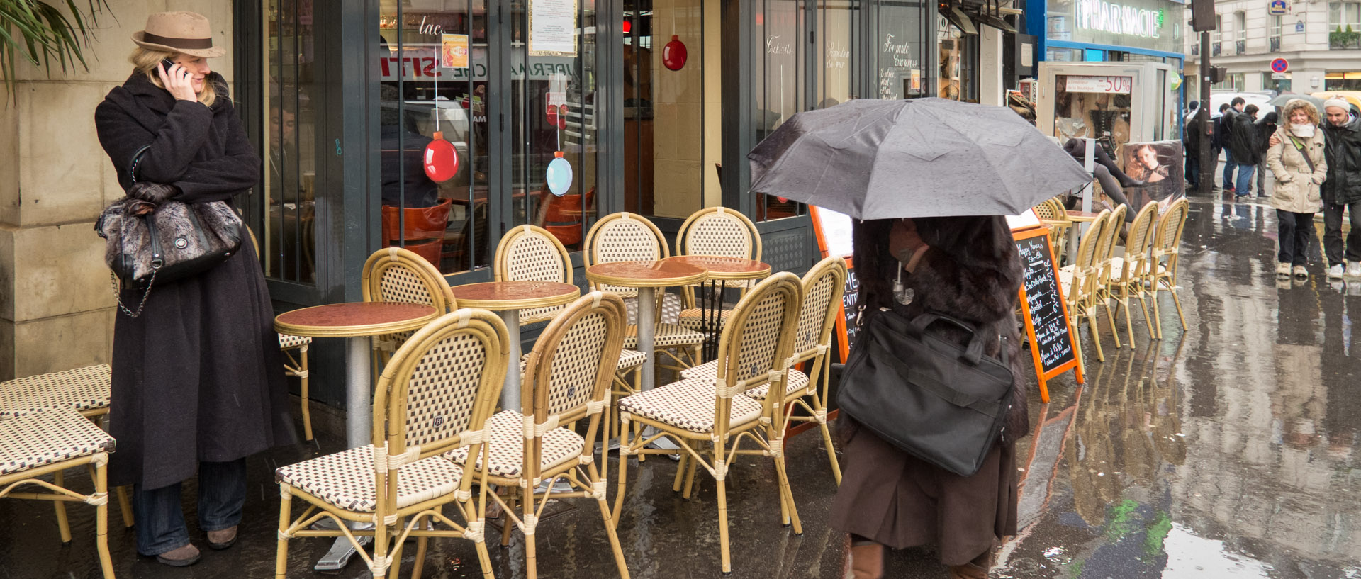 Terrasse de café sous la pluie, rue de Dunkerque, à Paris.