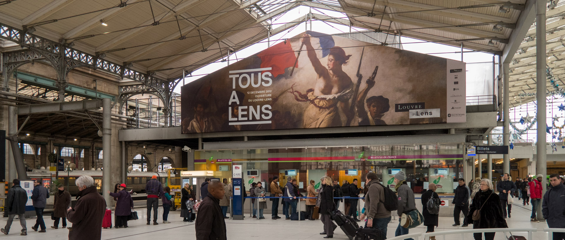 Publicité pour le Louvre Lens, gare du Nord, à Paris.