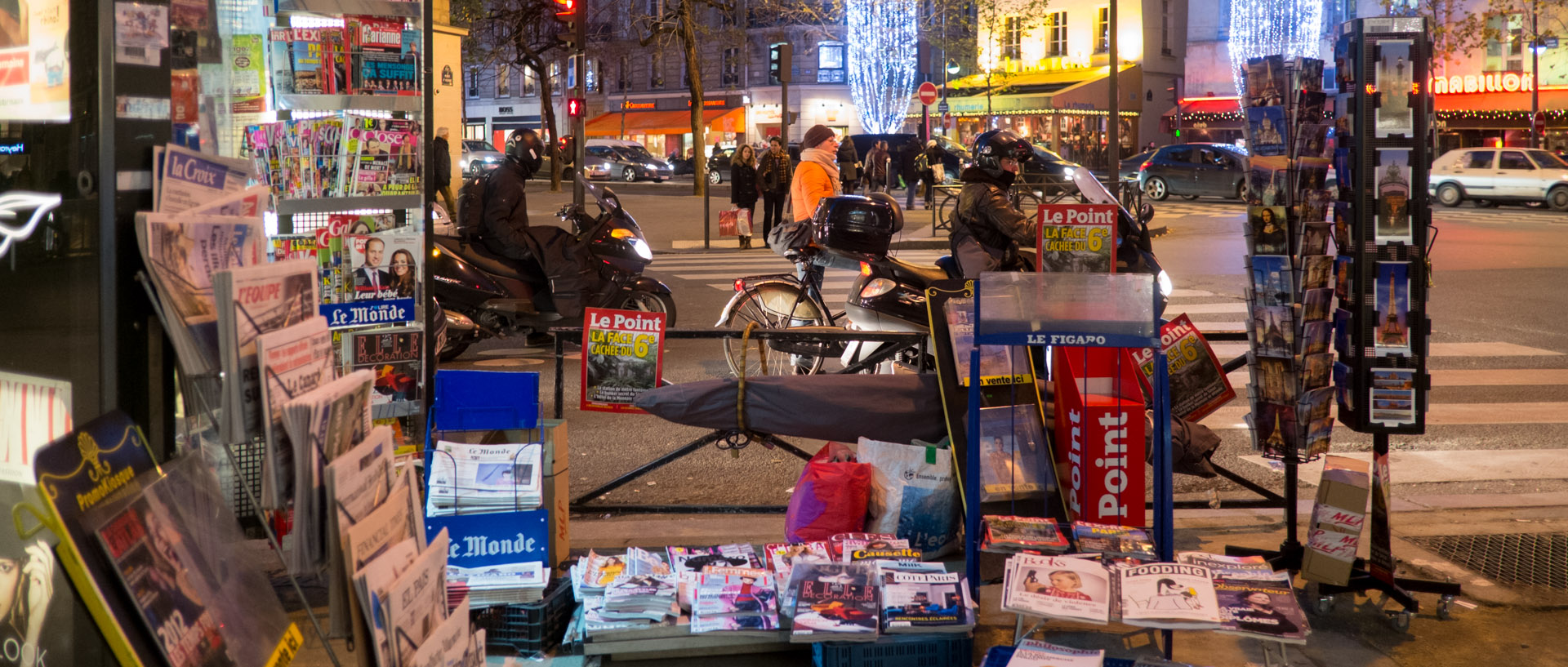 Kiosque à journaux, rue du Four, à Paris.