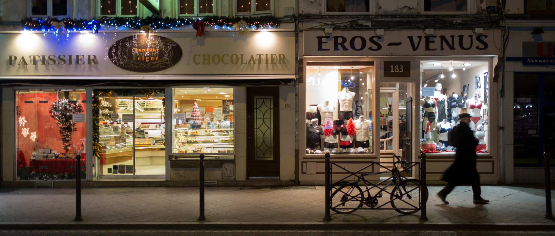 Homme passant devant la boutique Eros et Venus, rue Gambetta, à Lille.