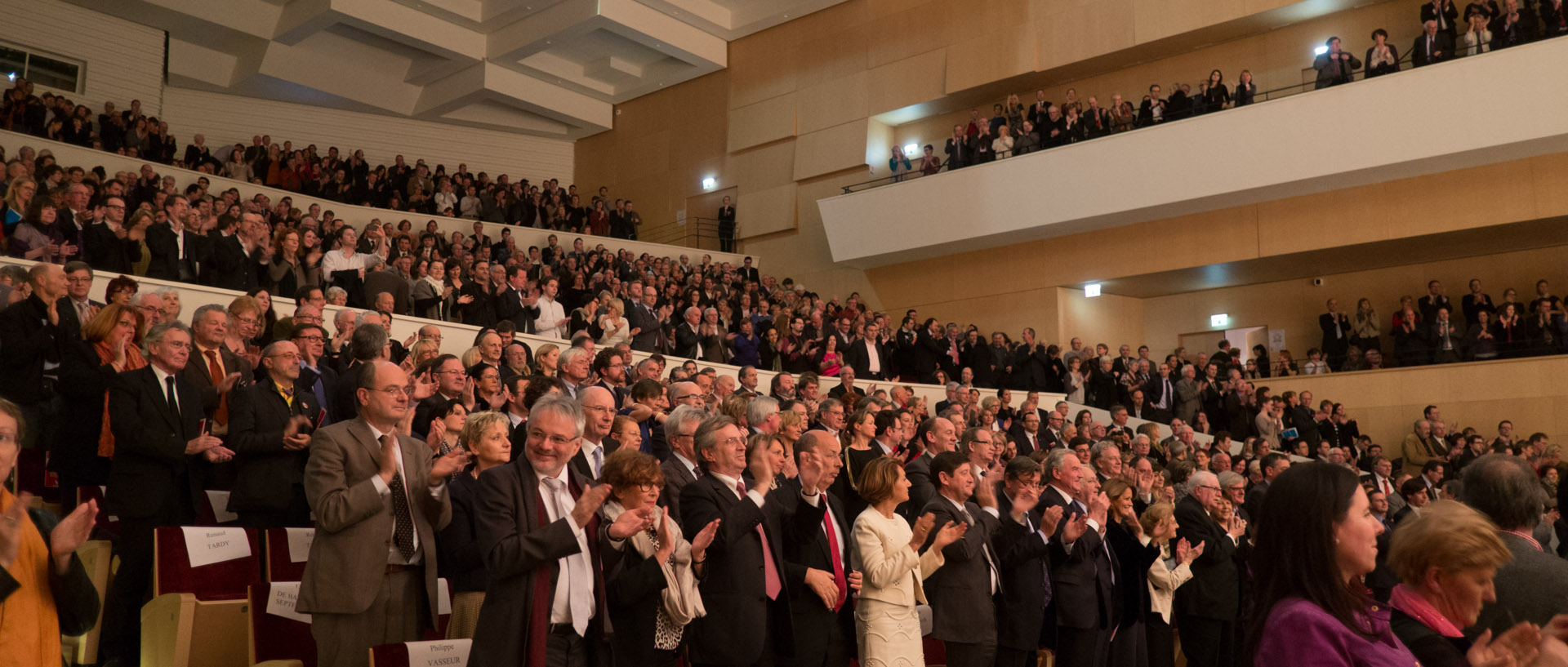 Elus et personnalités applaudissant à la fin du concert inaugural du nouvel auditorium au Nouveau Siècle, avec l'Orchestre national de Lille.