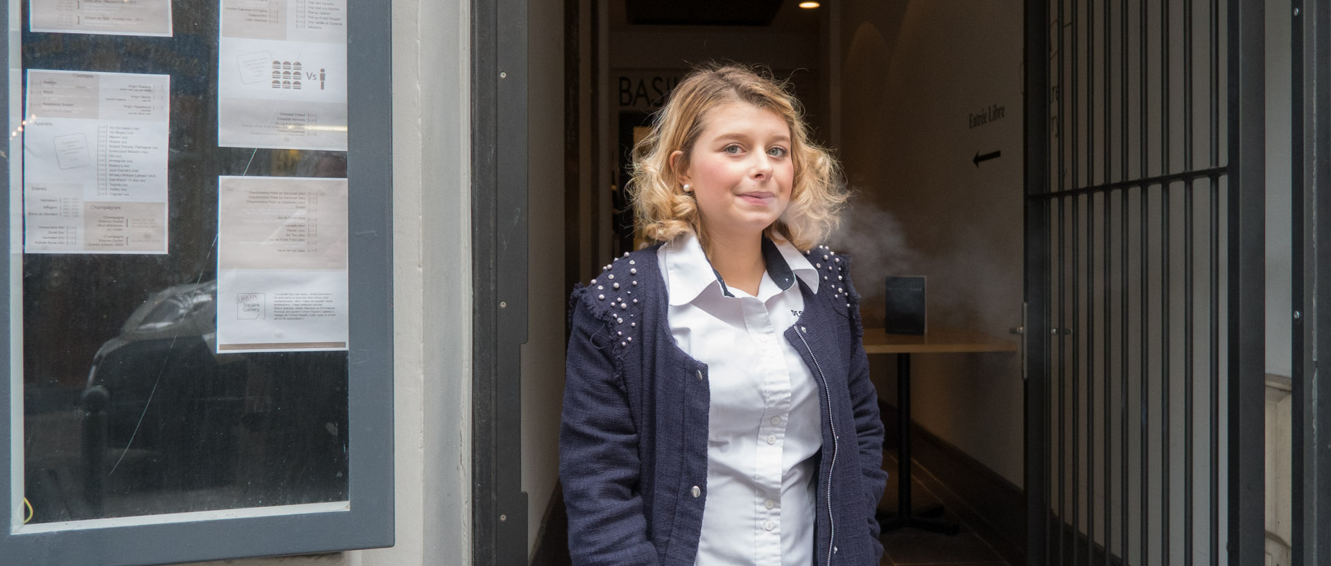 Jeune fumeuse, rue Esquermoise, à Lille.