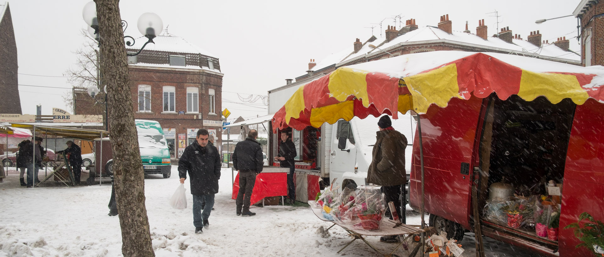 Le marché Saint-Pierre sous la neige, place de la Liberté, à Croix.