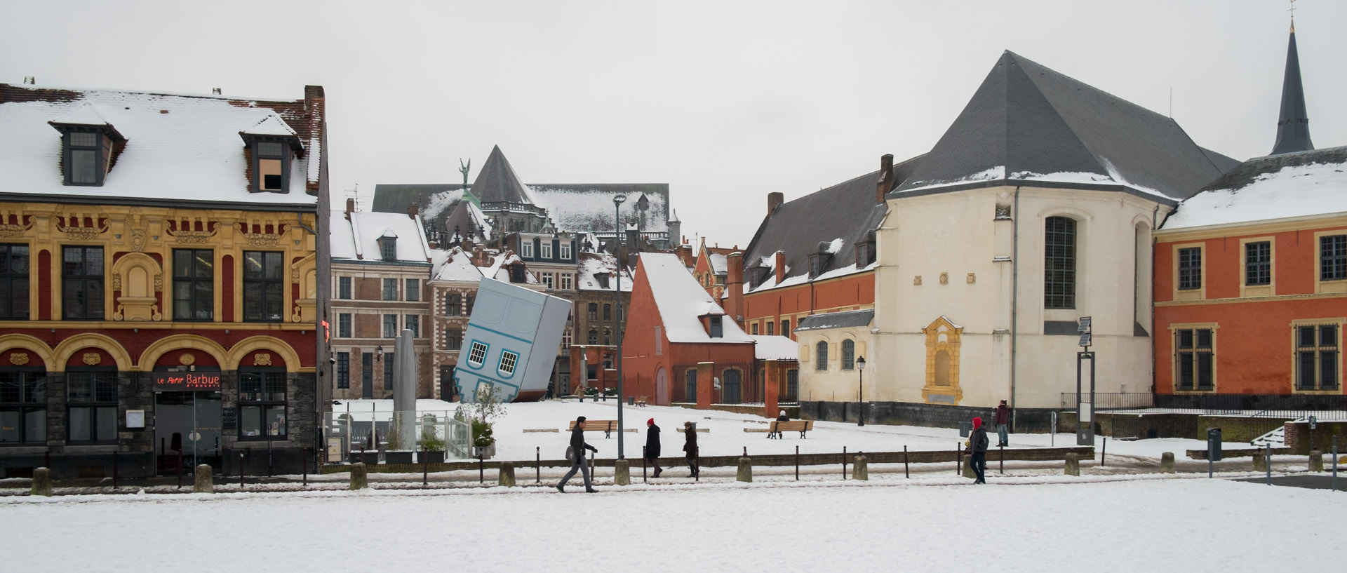 La Maison renversée de Jean-François Fourtou, sous la neige et l'avenue du Peuple Belge, à Lille.