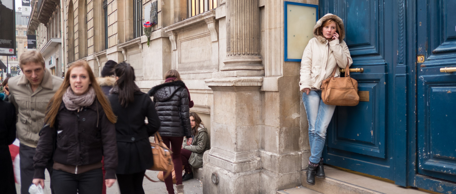 Jeune fille avec son portable à la porte du lycée Condorcet, rue du Havre, à Paris.