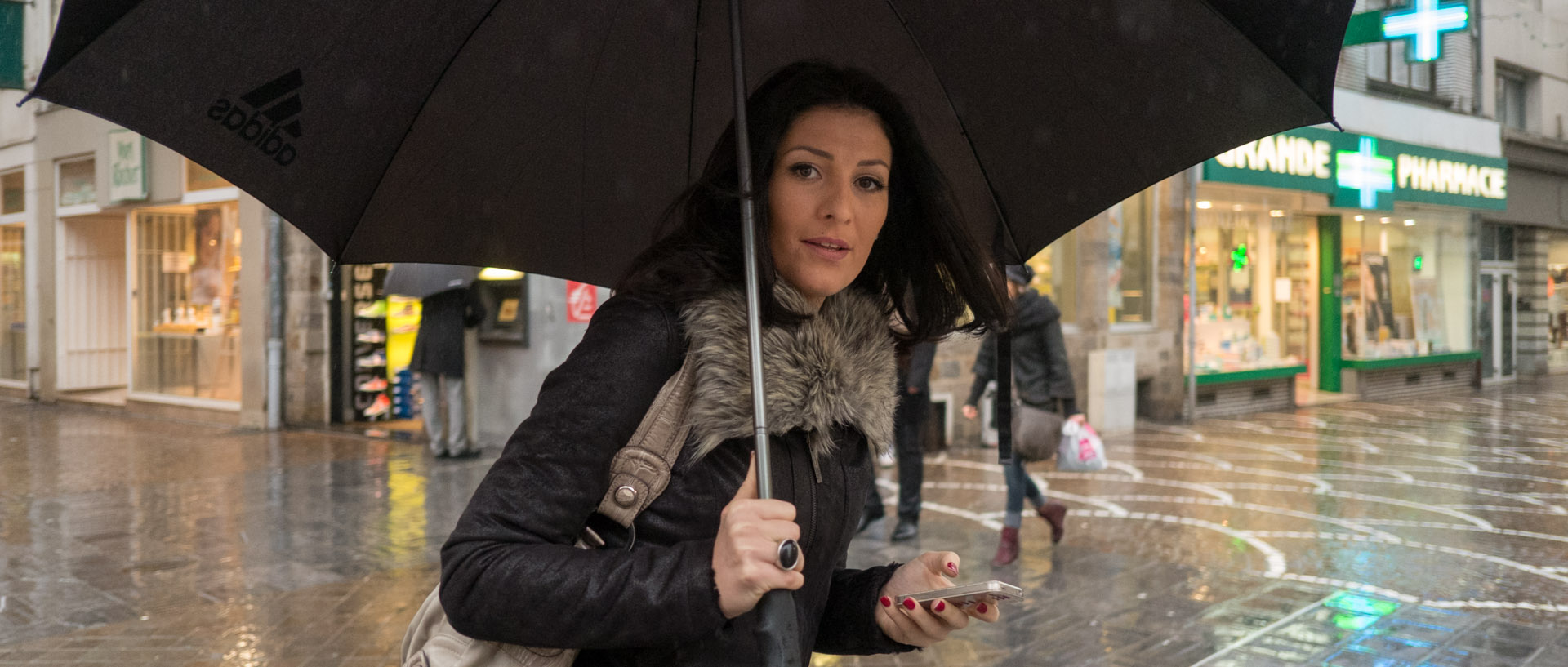 Jeune femme avec un parapluie, rue des Tanneurs, à Lille.