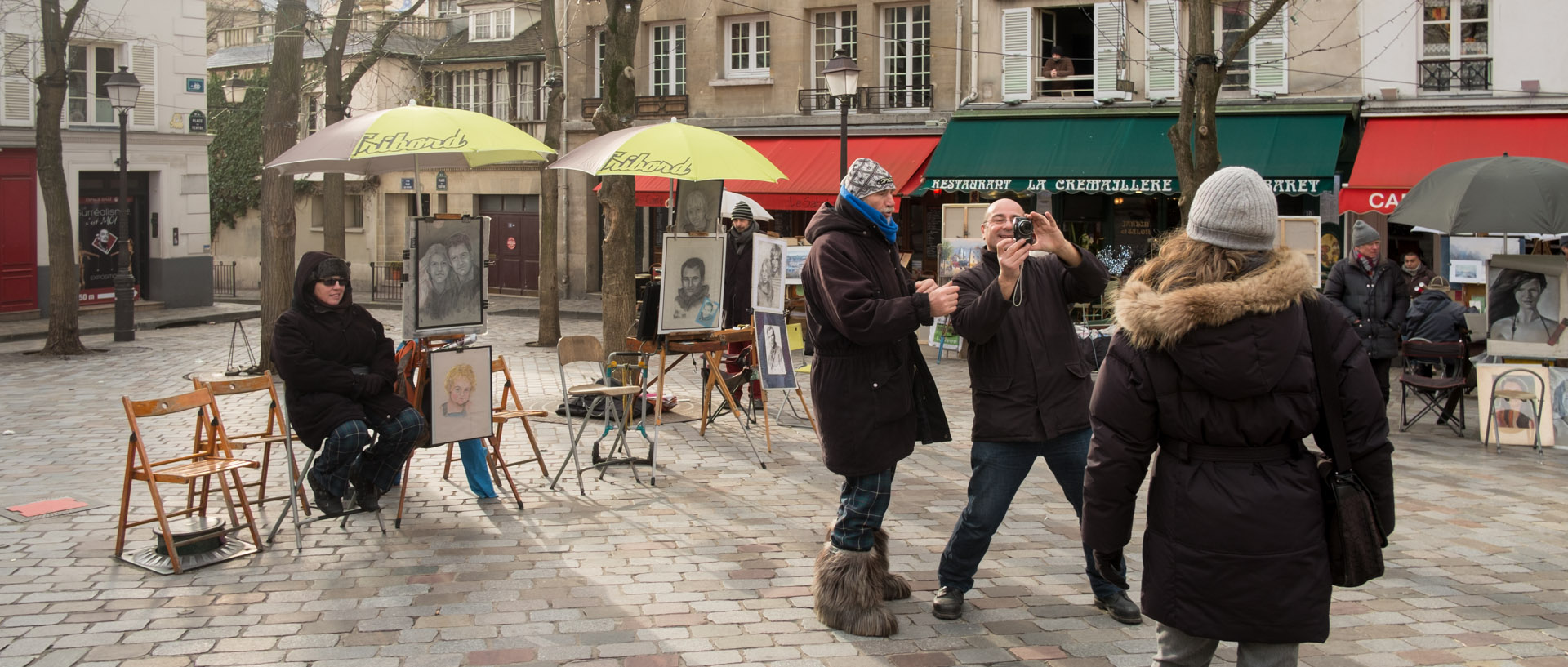 Touristes se photographiant, place du Tertre, à Montmartre, à Paris.