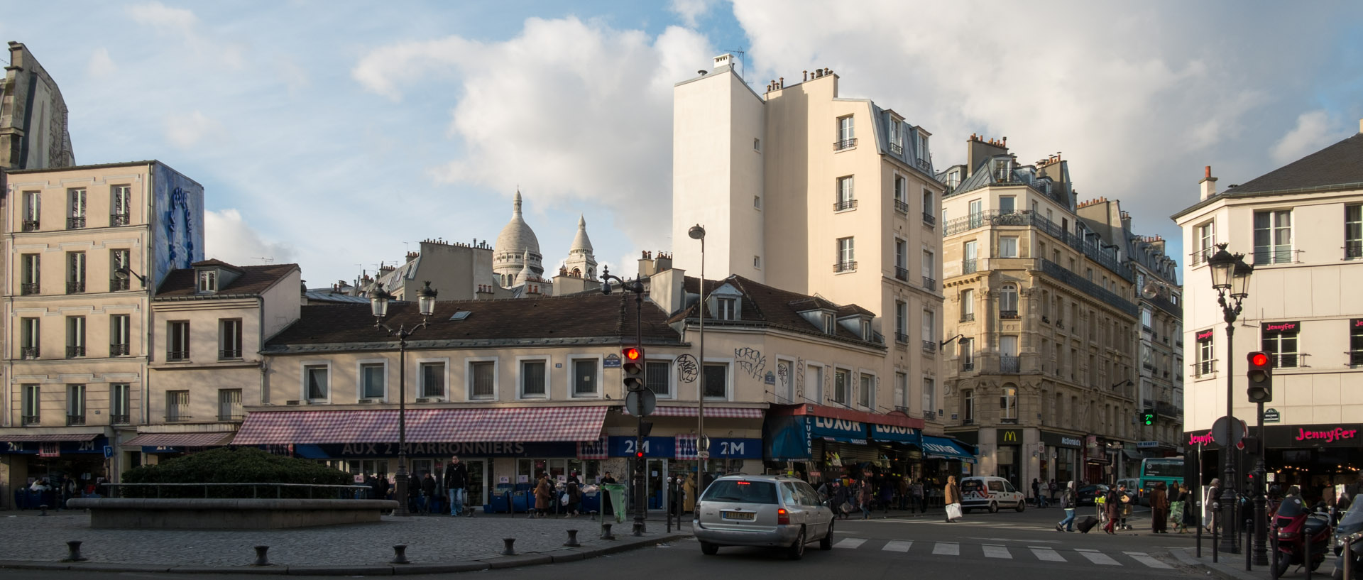 Le Sacré-Coeur de Montmartre, vu depuis le boulevard Rochechouart, à Paris.