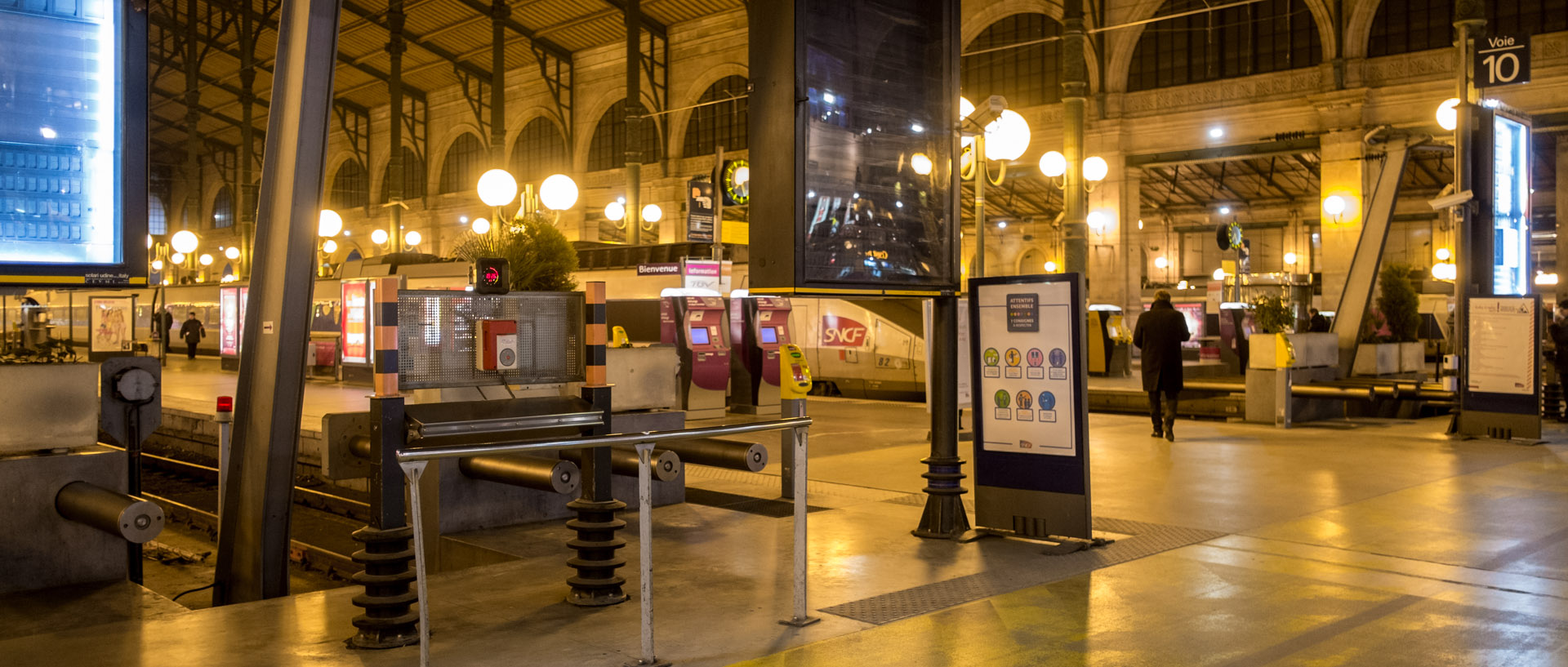 Homme sur un quai, gare du Nord, à Paris.