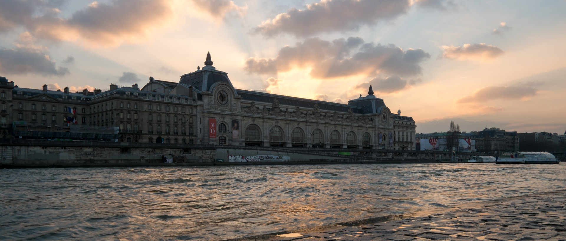 Coucher de soleil sur le musée d'Orsay, à Paris.