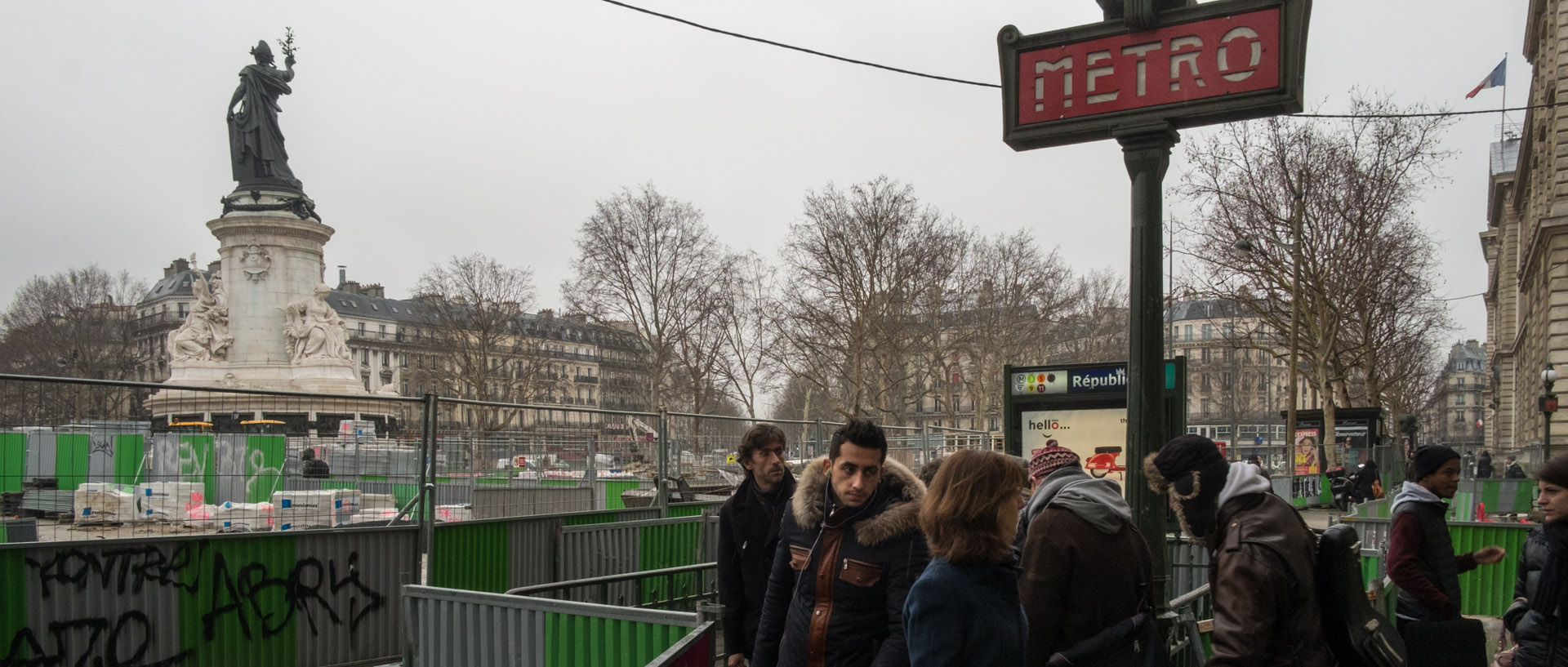 Bouche de métro, place de la République, à Paris.