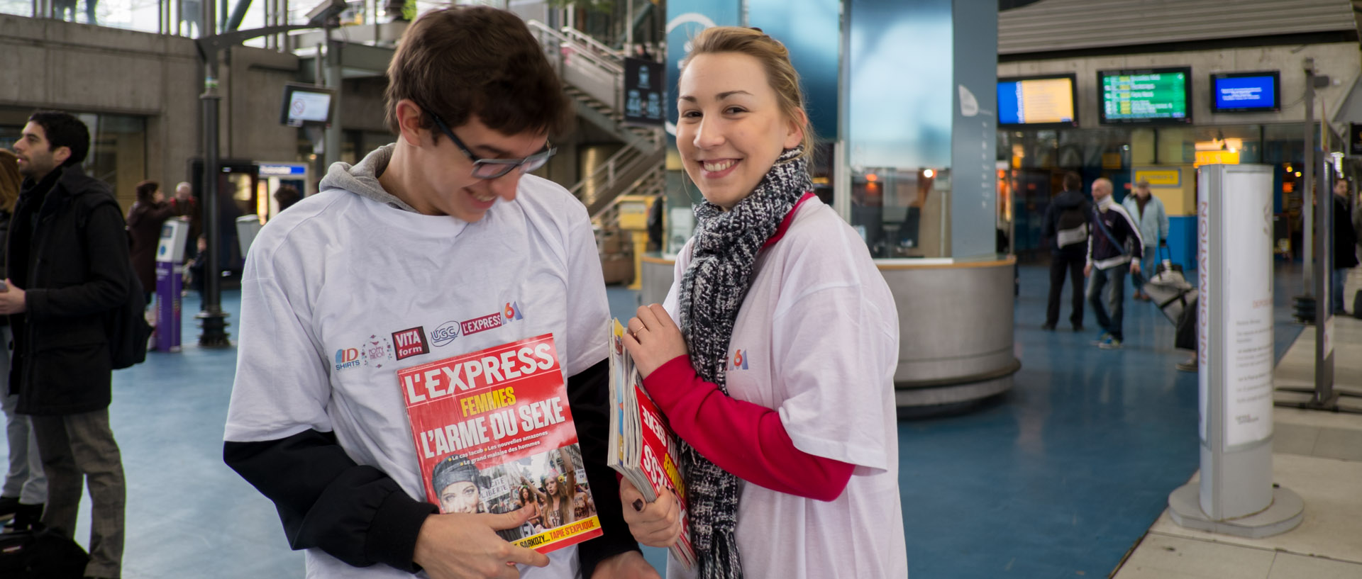 Jeunes vendeurs de journaux occasionnels, gare de Lille-Europe.