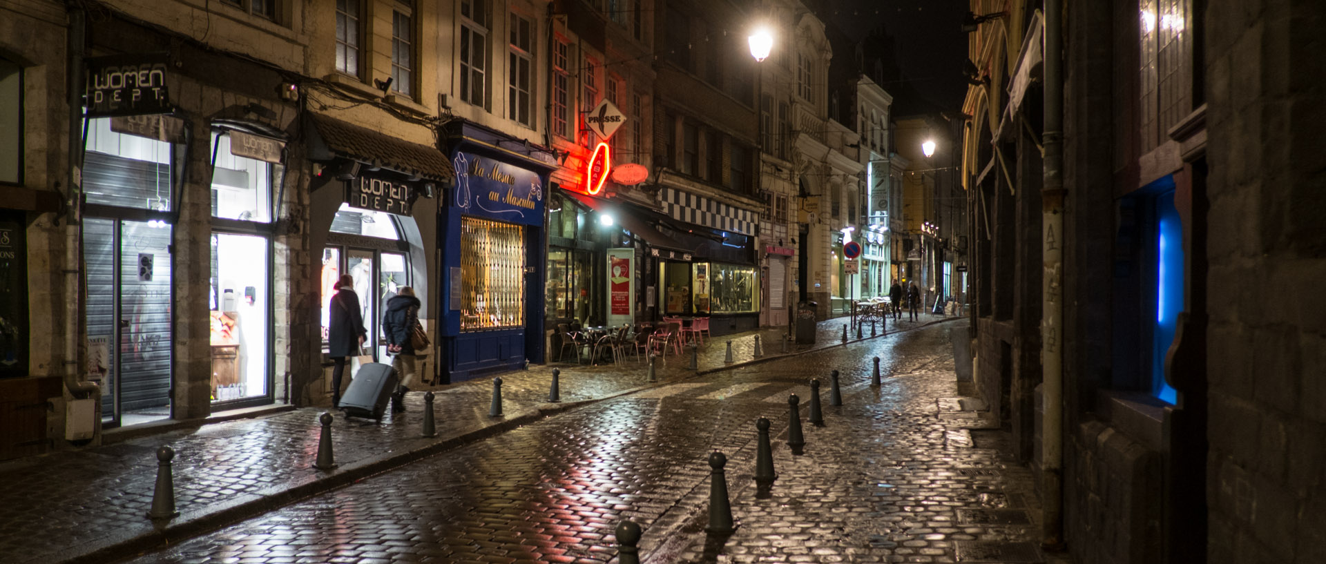La rue de la Monnaie, la nuit, dans le Vieux Lille.