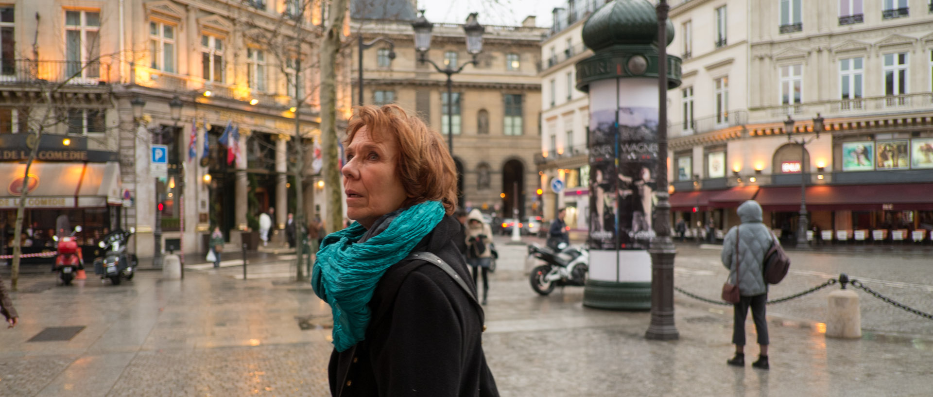 Femme regardant vers la Comédie française, rue Saint-Honoré, à Paris.