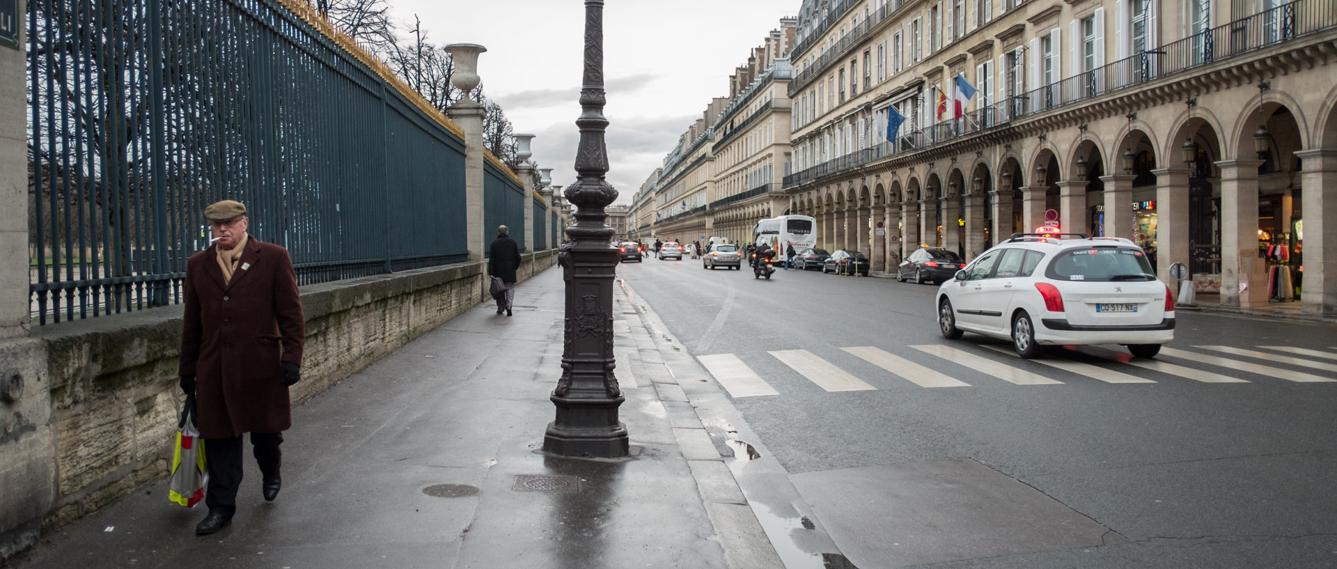Homme marchant, rue de Rivoli, à Paris.