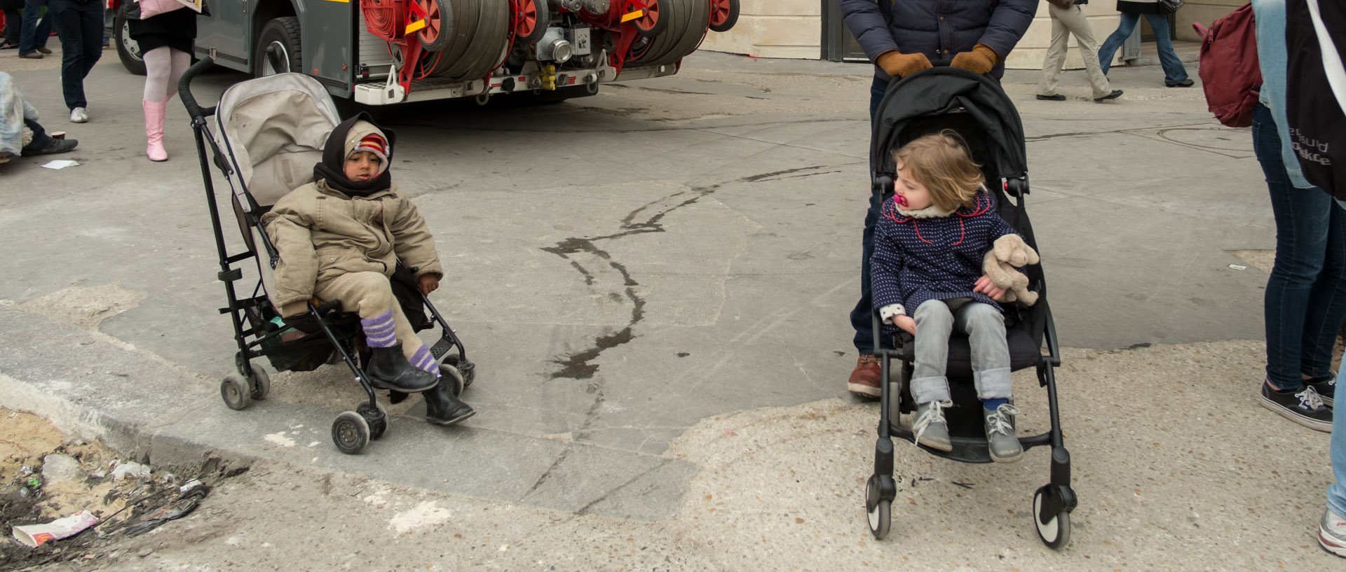 Deux enfants en poussettes, place de la République, à Paris.