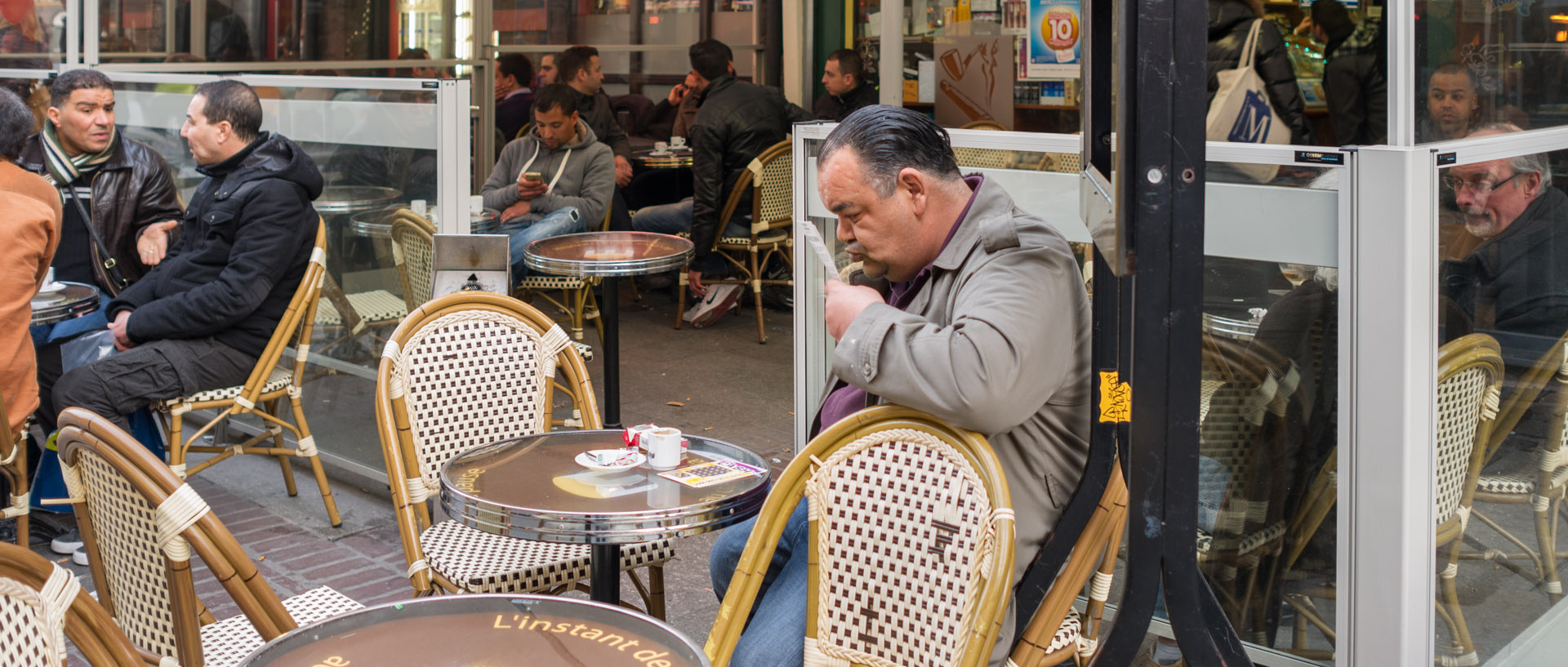 Consommateur à la terrasse d'un café, place Rihour, à Lille.