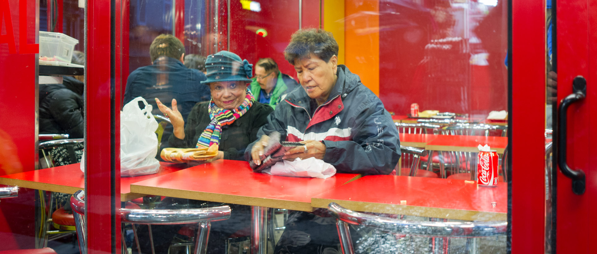 Deux femmes dans un fast food, rue de Steinkerque, à Paris.
