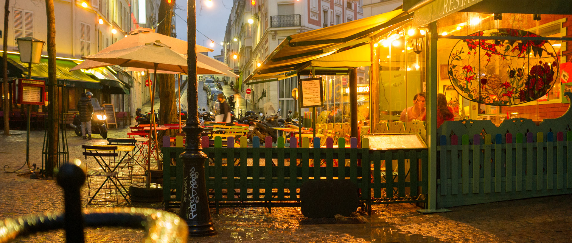 Terrasse de restaurant, rue Paul-Albert, à Montmartre, à Paris.