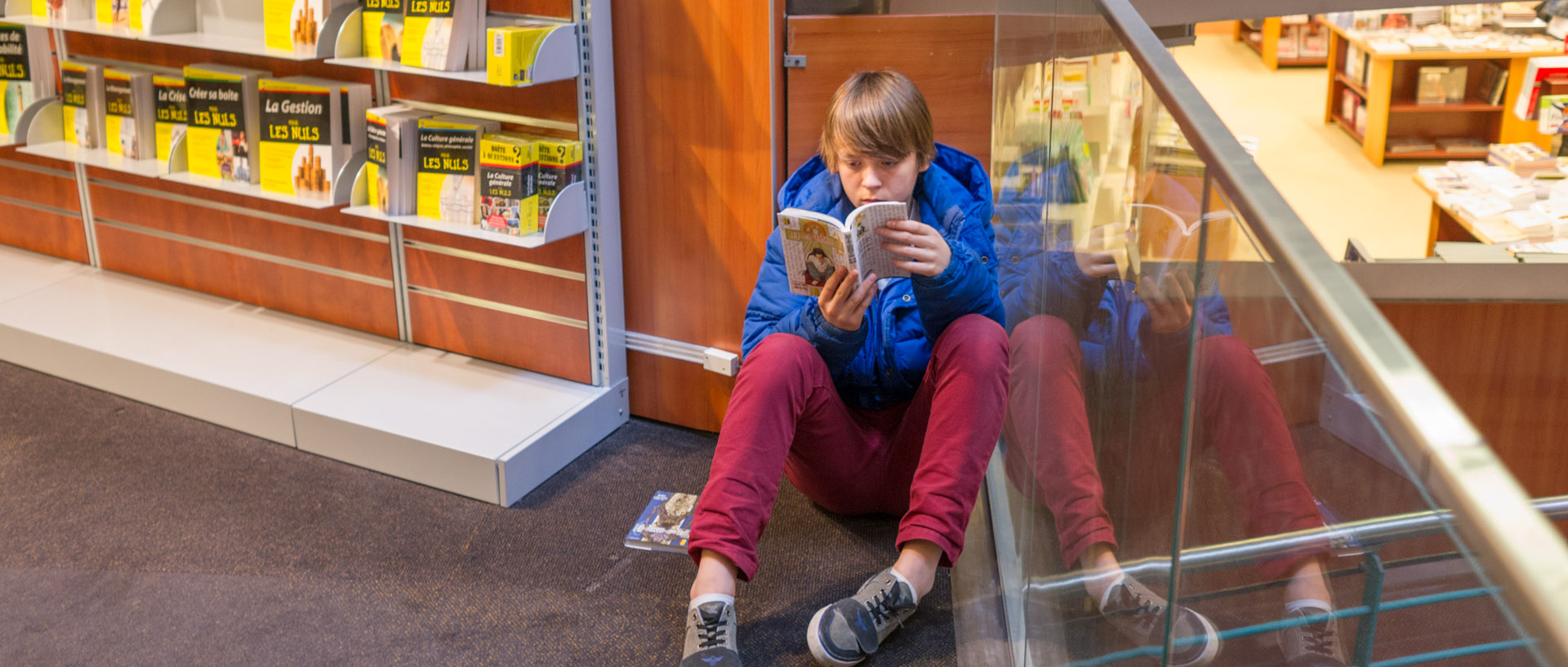 Jeune lecteur dans une librairie, à Lille.