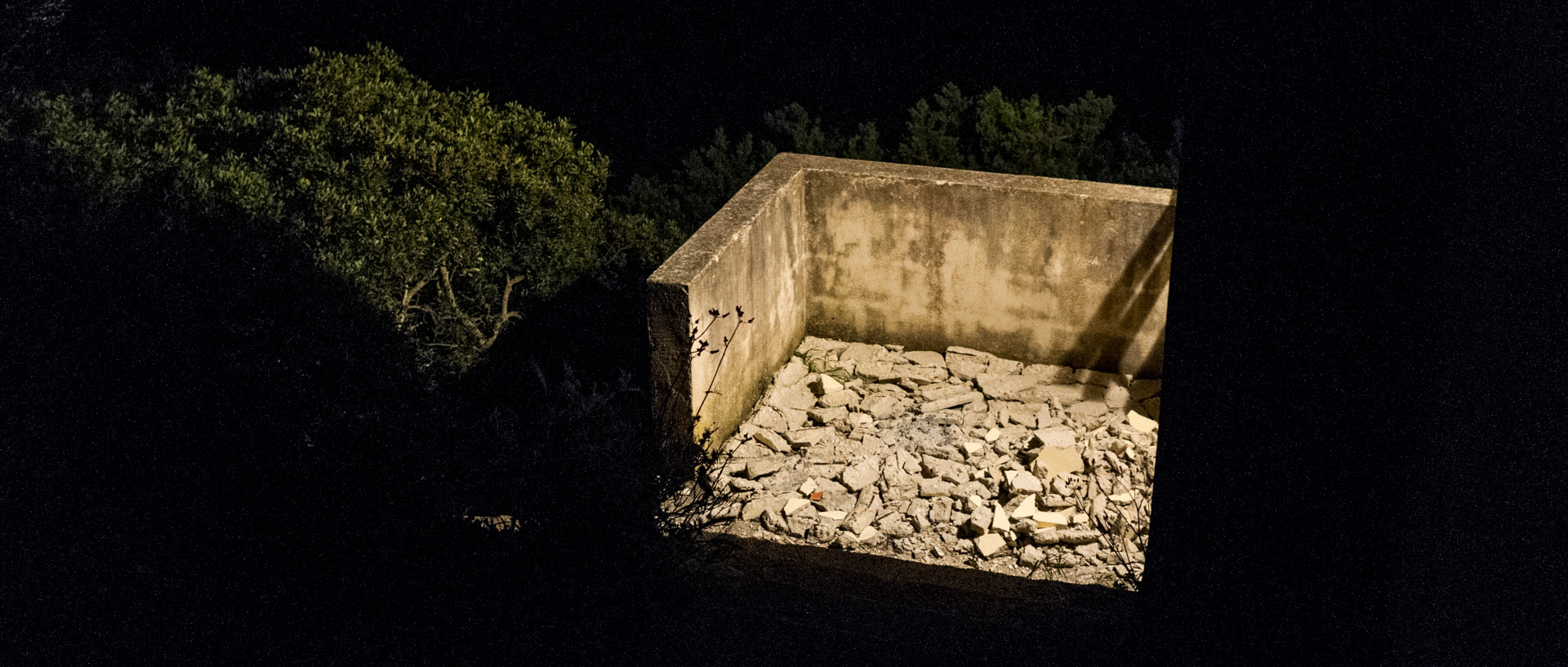 Mur et gravats, île du Levant.