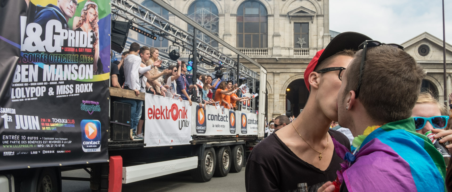 Samedi 1er juin 2013, 15:42, défilé de la lesbian et gay pride, place de la Gare, Lille