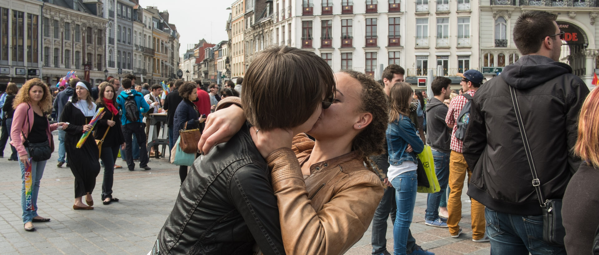 Samedi 1er juin 2013, 16:12, défilé de la lesbian et gay pride, place du Général-de-Gaulle, Lille